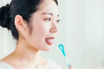 舌磨きをする女性