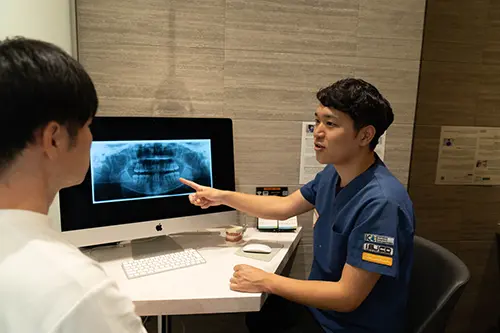 治療の説明をする田中院長