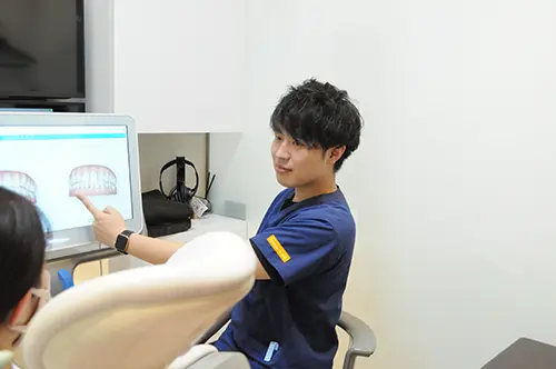 iTeroを使って矯正シミュレーションを説明する歯科医師