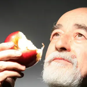 りんごを噛む男性