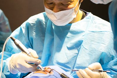 歯科医師による外科手術