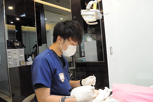 虫歯のチェックをする幸田歯科医師