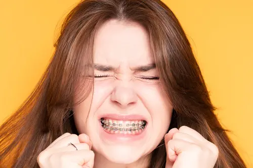 歯列矯正の不満が顔に出る女性