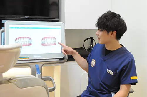 矯正シミュレーション結果を説明する歯科医師